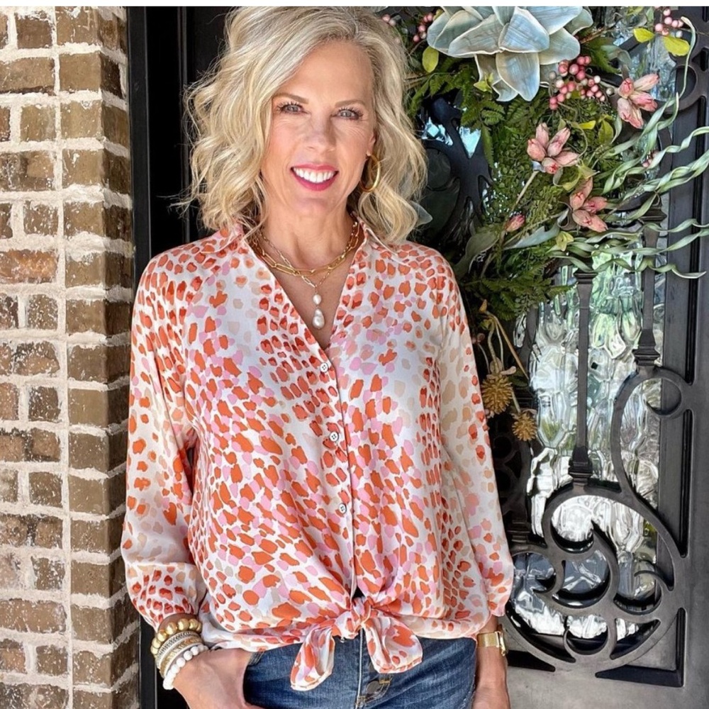 CAbi  6081 Go-To Blouse Spring 2022 Medium in peach color